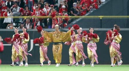 　５回終了後、マツケンサンバを踊る元広島の天谷宗一郎氏（撮影・市尻達拡）