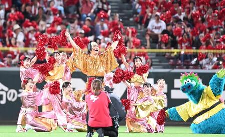 　イニングの合間にマツケンサンバを披露する天谷宗一郎氏（中央）　