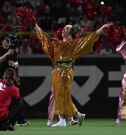 　イニングの合間にマツケンサンバを披露する天谷宗一郎氏