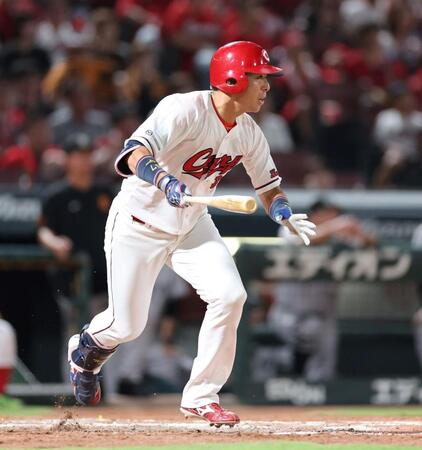 　８回、右中間を破るタイムリー三塁打を放つ野間（撮影・市尻達拡）