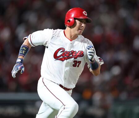 　８回、右中間を破るタイムリー三塁打を放つ野間（撮影・市尻達拡）