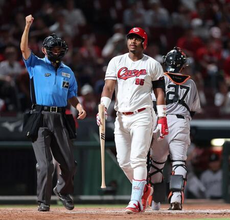 　８回、空振り三振に倒れるモンテロ（撮影・市尻達拡）