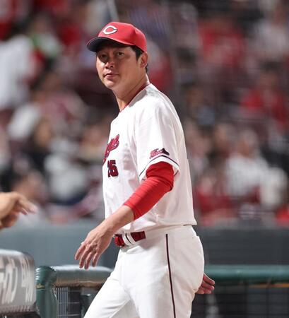 　８回の守備を前に投手交代を告げる新井監督（撮影・市尻達拡）