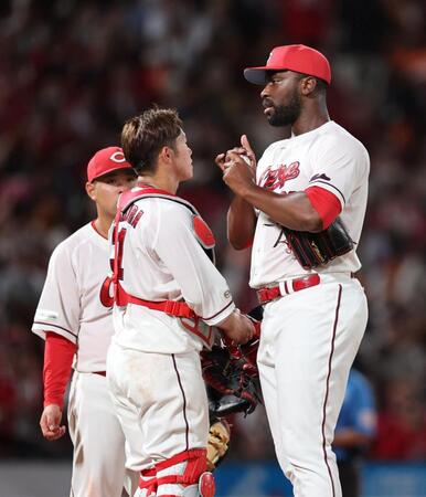 　８回、失点直後に坂倉の話を聞くハーン（撮影・市尻達拡）