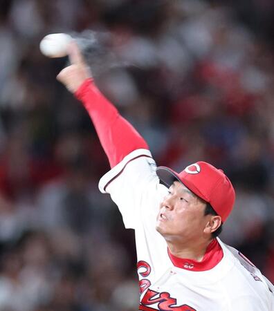 　６回から登板し、１回無失点と好投する栗林（撮影・市尻達拡）