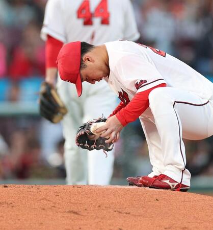 　３回、失点しマウンドに視線を落とす佐藤柳（撮影・市尻達拡）