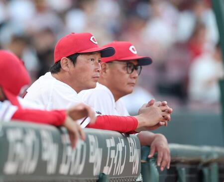 　２回、スコアボードに視線を送る新井監督（撮影・市尻達拡）