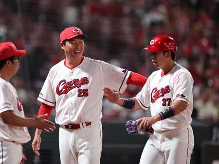 　８回、タイムリー三塁打を放った野間をねぎらう新井監督（撮影・市尻達拡）