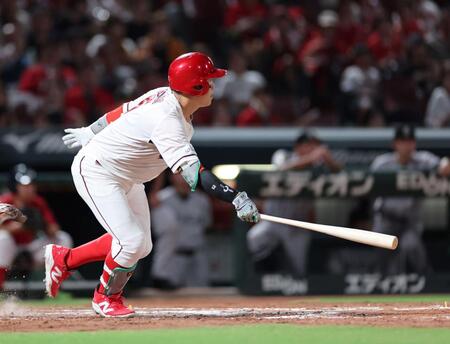 　７回、左前打を放つ小園（撮影・市尻達拡）