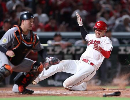 　５回、大盛の右中間への３点タイムリー三塁打で本塁へ滑り込む秋山（撮影・市尻達拡）