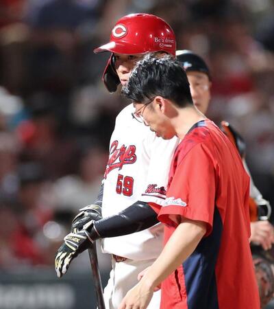 　７回、スイング時に投球が左手首付近に当たった大盛（撮影・市尻達拡）