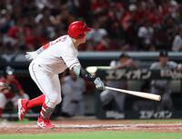 　７回、左前打を放つ小園（撮影・市尻達拡）