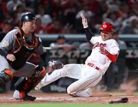 　５回、大盛の右中間への３点タイムリー三塁打で本塁へ滑り込む秋山（撮影・市尻達拡）