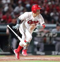 　５回、中前タイムリーを放つ小園（撮影・市尻達拡）