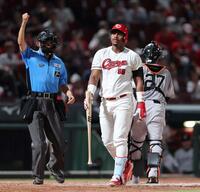 　８回、空振り三振に倒れるモンテロ（撮影・市尻達拡）