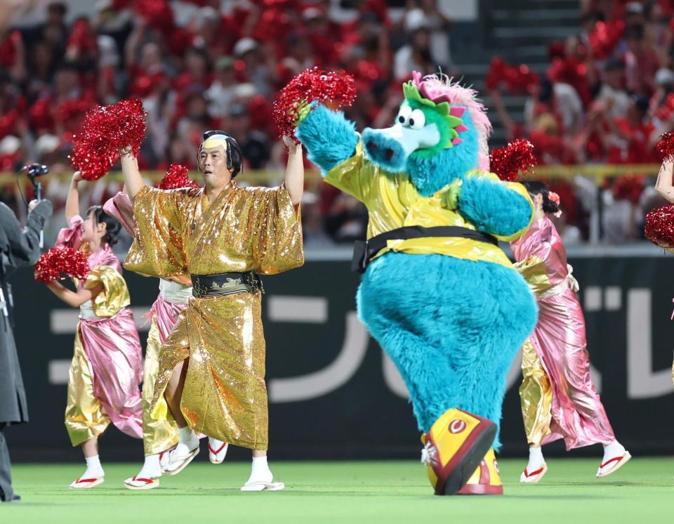 　５回終了後、マツケンサンバを踊る元広島の天谷宗一郎氏（撮影・市尻達拡）