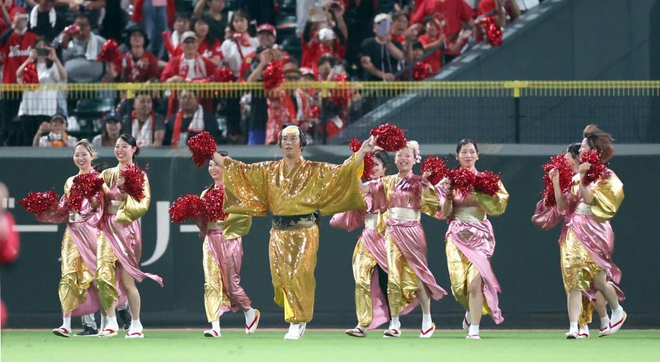 　５回終了後、マツケンサンバを踊る元広島の天谷宗一郎氏（撮影・市尻達拡）