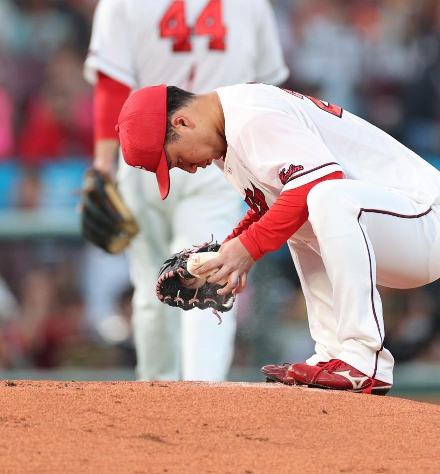 　３回、失点しマウンドに視線を落とす佐藤柳（撮影・市尻達拡）