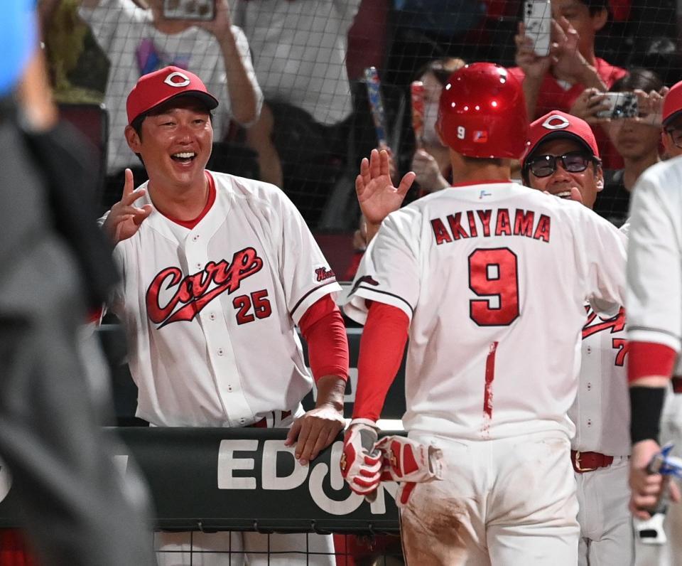 　５回、大盛の３点三塁打で生還した秋山らを笑顔で迎える新井監督（左）