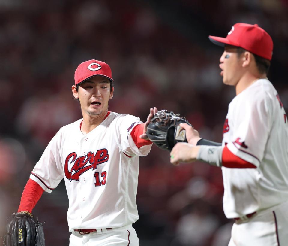 　９回のピンチをしのぎ、タッチを交わす森浦（撮影・市尻達拡）