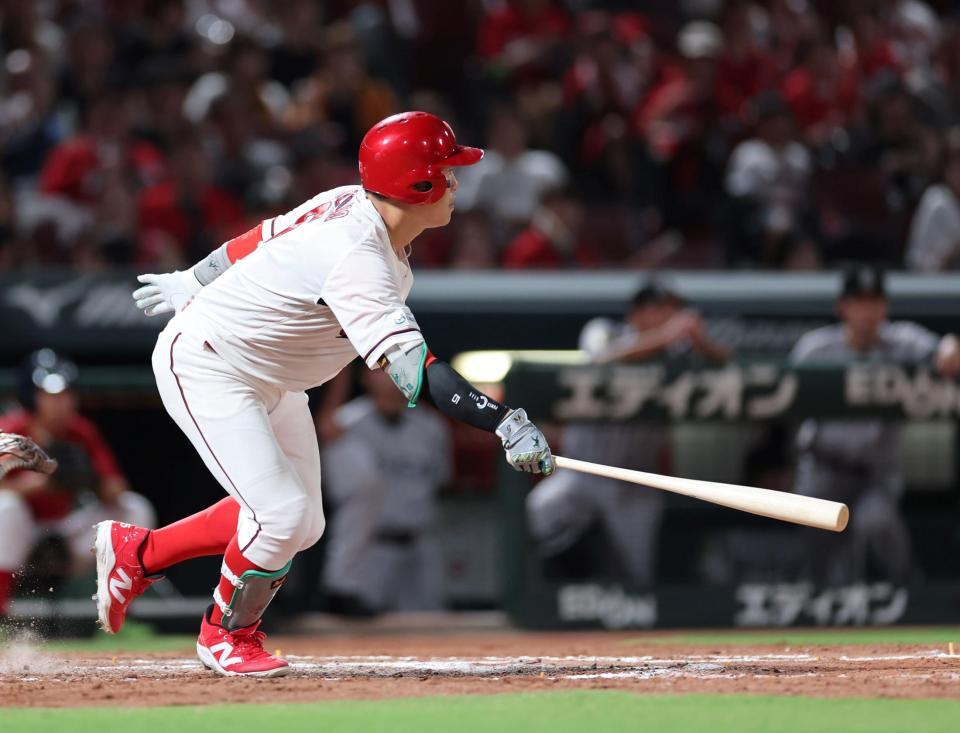 　７回、左前打を放つ小園（撮影・市尻達拡）