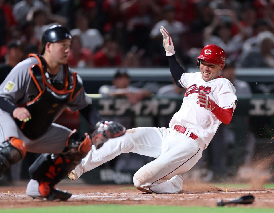 　５回、大盛の右中間への３点タイムリー三塁打で本塁へ滑り込む秋山（撮影・市尻達拡）