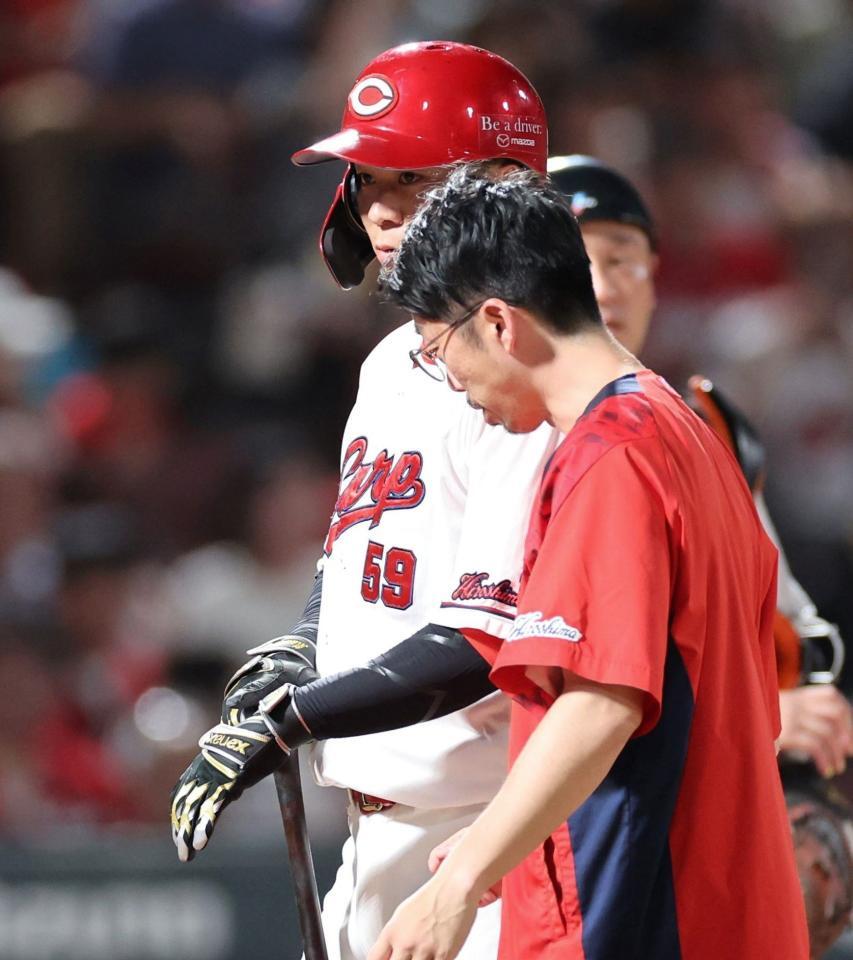 　７回、スイング時に投球が左手首付近に当たった大盛（撮影・市尻達拡）