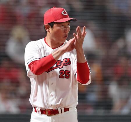 　９回の守備を前に手を叩きナインを鼓舞する新井監督（撮影・市尻達拡）