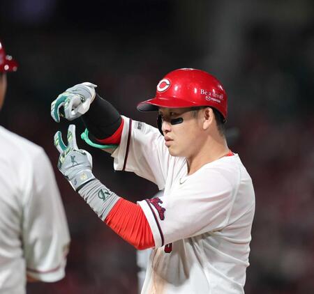 　５回、適時打を放ち、ポーズを決める小園（撮影・市尻達拡）