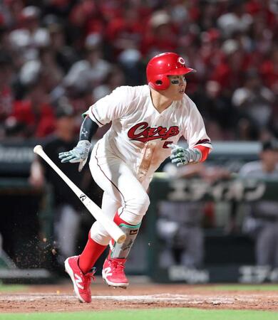 　５回、タイムリーを放つ小園