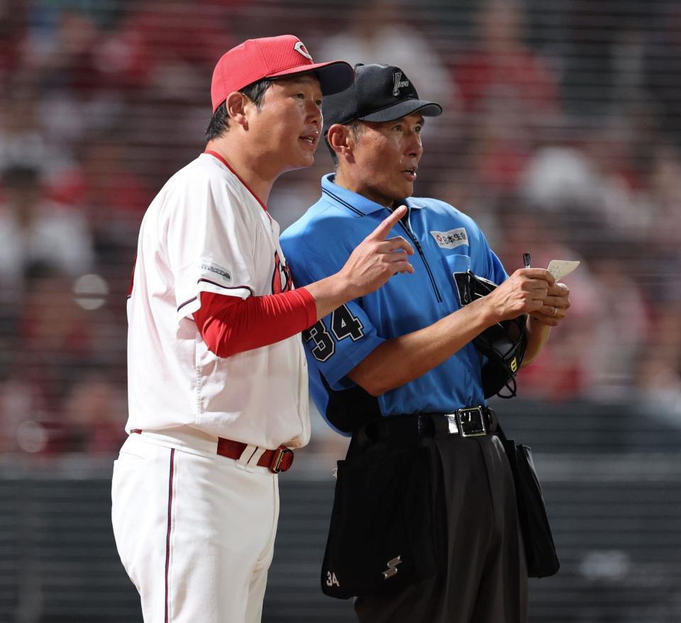 　９回の守備を前に投手交代を告げる新井監督（撮影・市尻達拡）