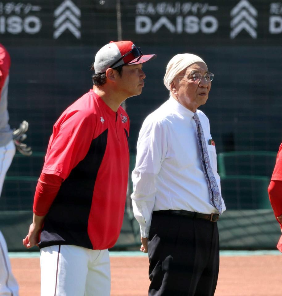 　練習中に新井監督を激励する松田オーナー（撮影・市尻達拡）