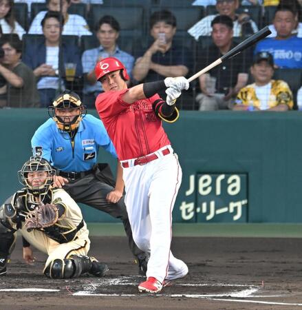 　２回、中前打を放つ末包（撮影・飯室逸平）