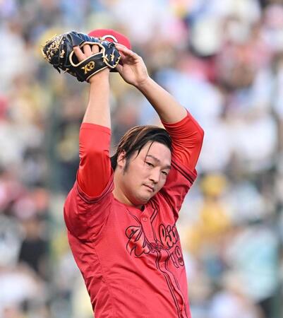 　１回、佐藤輝に四球を与え、汗をぬぐう床田（撮影・西田忠信）