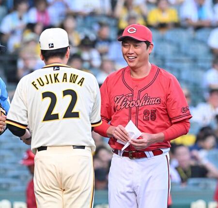 　笑顔で藤川監督とのメンバー表交換に向かう新井監督（右）＝撮影・西田忠信