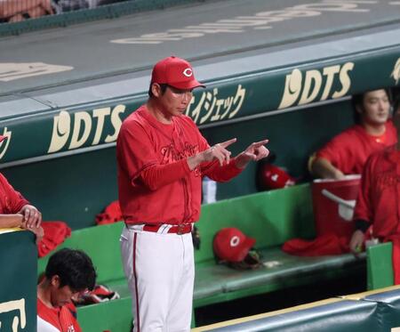 　７回、モンテロの一塁アウト判定にリクエストする新井監督（撮影・北村雅宏）