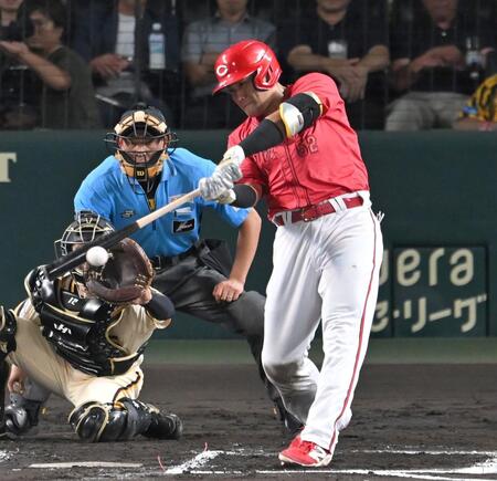 　７回、左前打を放つ末包（撮影・飯室逸平）