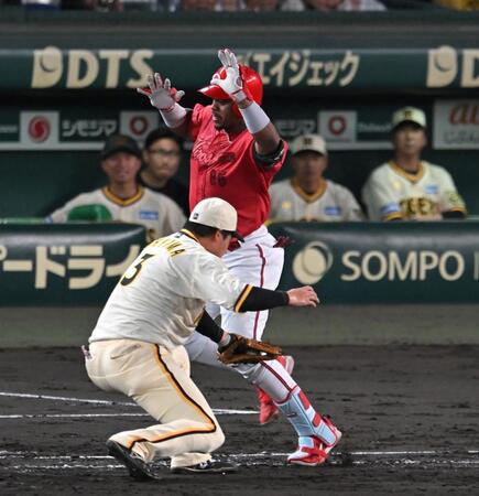 　７回、小幡の送球がそれ、大山のタッチをよけるをモンテロ（撮影・飯室逸平）