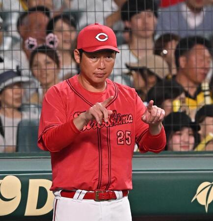 　７回、モンテロの遊ゴロの判定を巡りリプレー検証を要求する新井監督。判定は一転し内野安打になる（撮影・西田忠信）