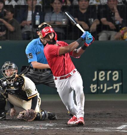 　８回、中前打を放つファビアン（撮影・飯室逸平）