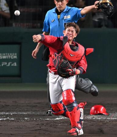 　７回、熊谷の送りバントを素早く処理し、一走坂本の進塁を阻止する坂倉（撮影・飯室逸平）