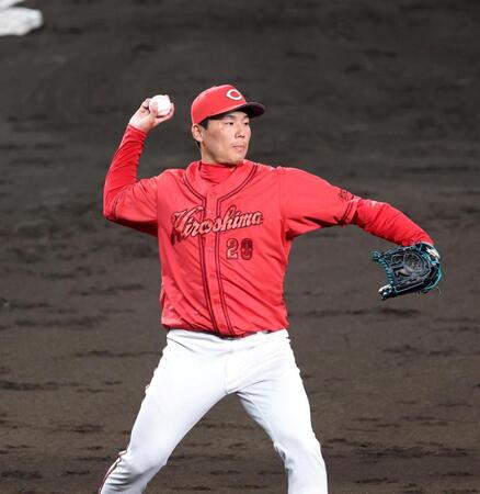 　７回、代打・豊田のゴロを一塁へ悪送球する栗林（撮影・北村雅宏）