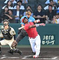 　２回、二飛に倒れるモンテロ（撮影・飯室逸平）