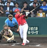 　２回、中前打を放つ末包（撮影・飯室逸平）