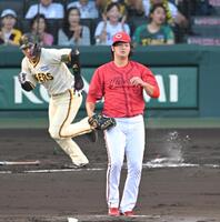 　１回、大山に先制打を許す床田（撮影・飯室逸平）