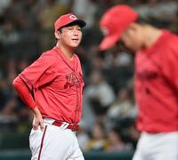 　８回、投手交代を告げベンチへ戻る新井監督（撮影・田中太一）