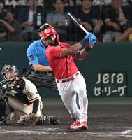 　８回、中前打を放つファビアン（撮影・飯室逸平）