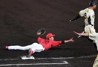 　７回、代打・豊田（右）の投ゴロアウトをアピールする二俣（撮影・北村雅宏）