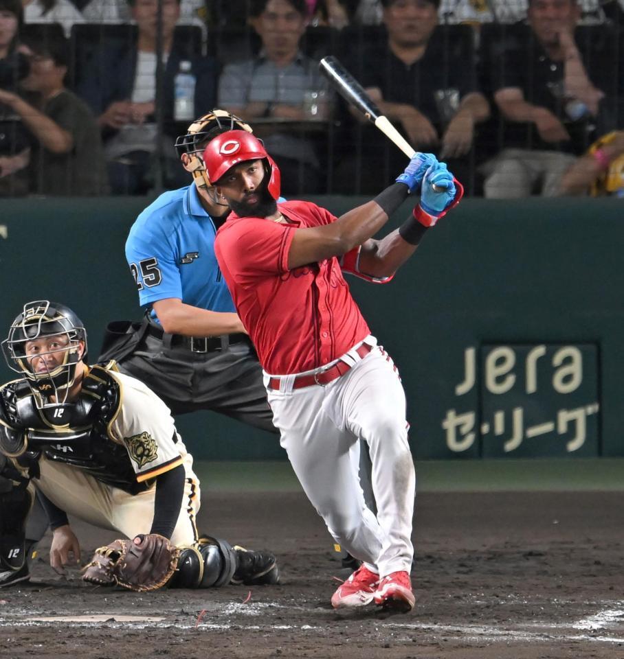 　８回、中前打を放つファビアン（撮影・飯室逸平）