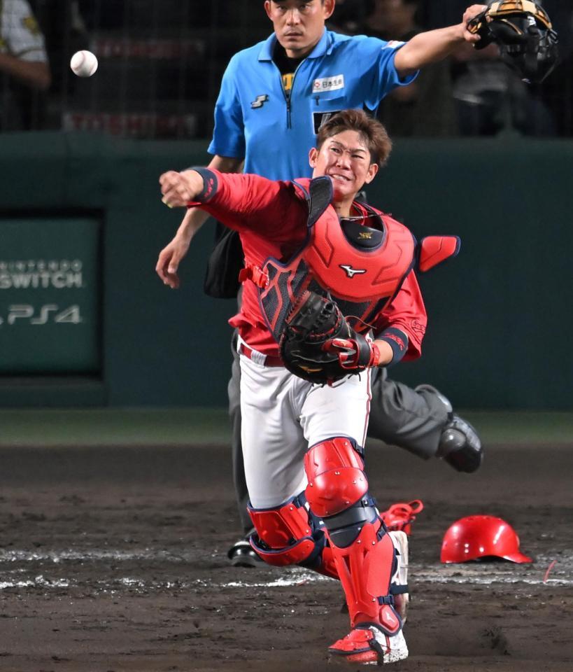 　７回、熊谷の送りバントを素早く処理し、一走坂本の進塁を阻止する坂倉（撮影・飯室逸平）